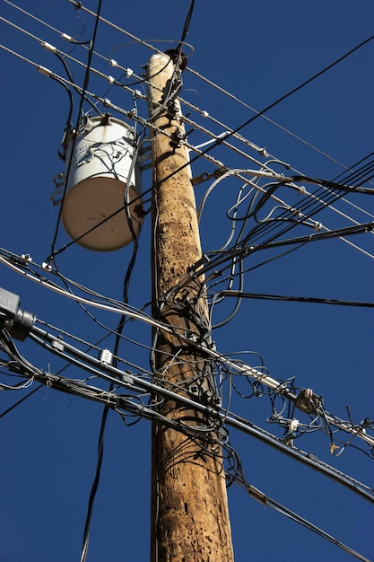 Foto vista de ángulo bajo de la torre de electricidad contra el cielo azul