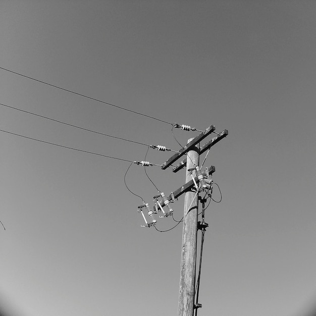Foto vista de ángulo bajo de la torre de electricidad contra un cielo despejado