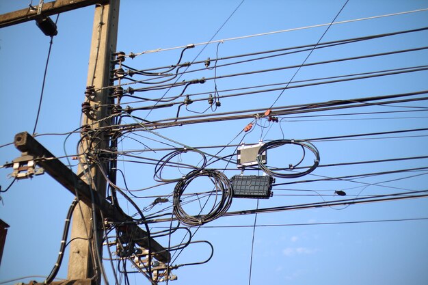 Foto vista de ángulo bajo de la torre de electricidad contra un cielo despejado