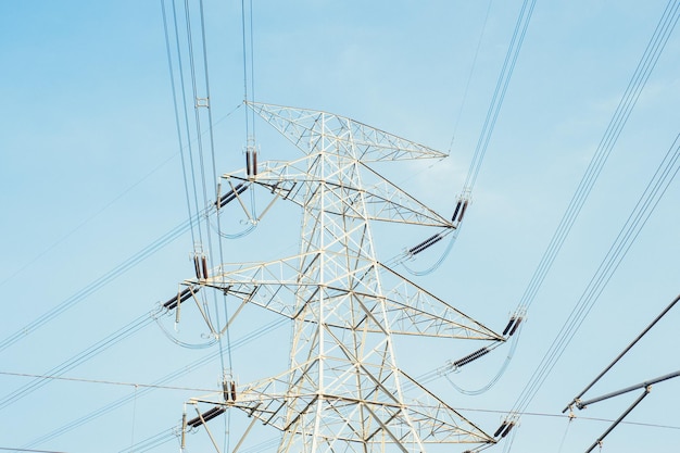 Vista de ángulo bajo de la torre de electricidad contra un cielo despejado