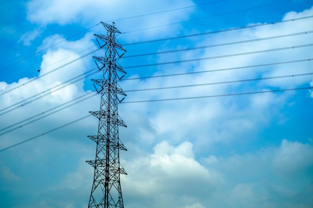 Vista de bajo ángulo de la torre de electricidad contra un cielo nublado