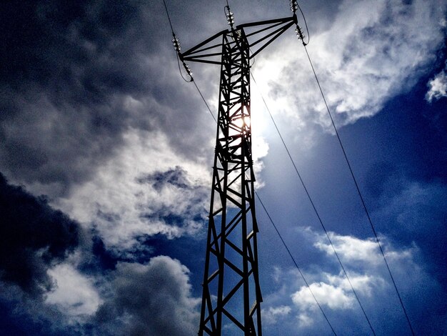 Vista de bajo ángulo de la torre de electricidad contra un cielo nublado