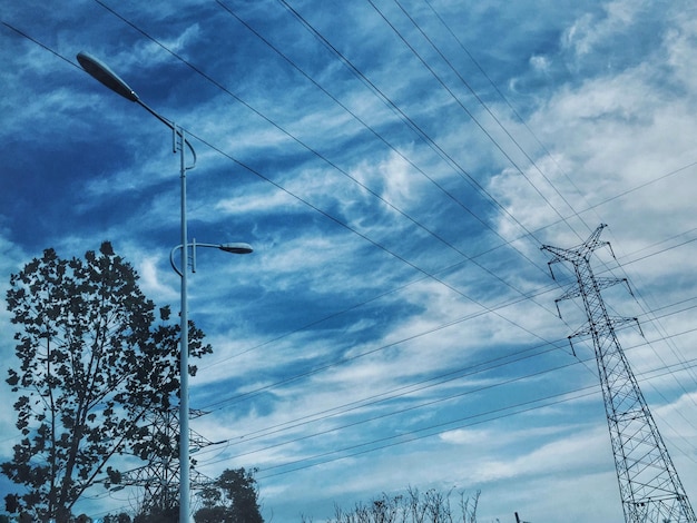Foto vista de ángulo bajo de la torre de electricidad contra el cielo