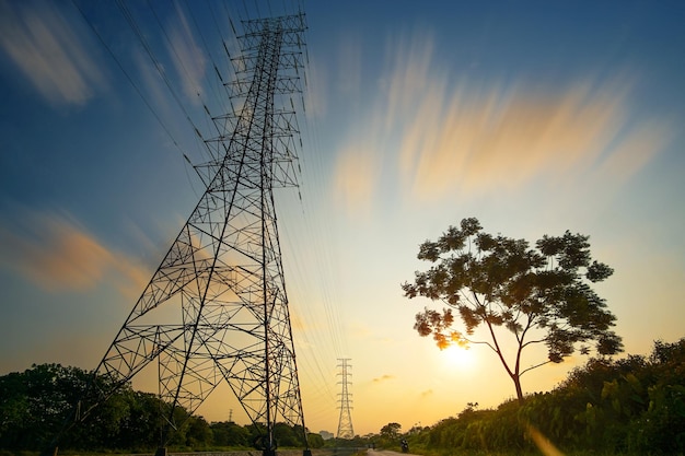 Vista de ángulo bajo de la torre de electricidad contra el cielo
