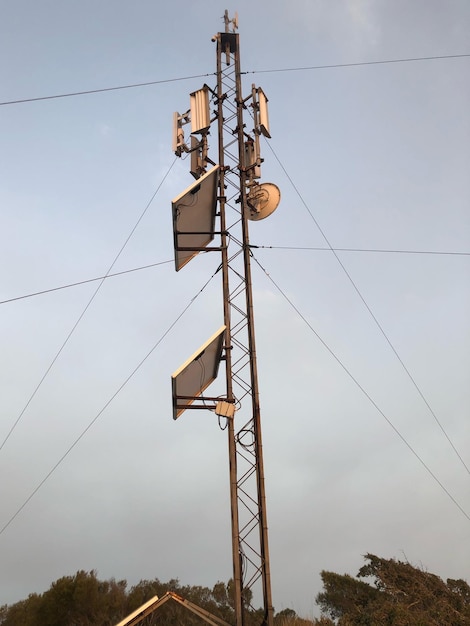 Foto vista de ángulo bajo de la torre de electricidad contra el cielo