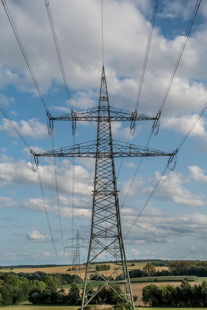 Foto vista de ángulo bajo de la torre de electricidad contra el cielo