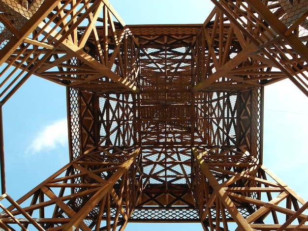 Foto vista de bajo ángulo de la torre de electricidad contra el cielo