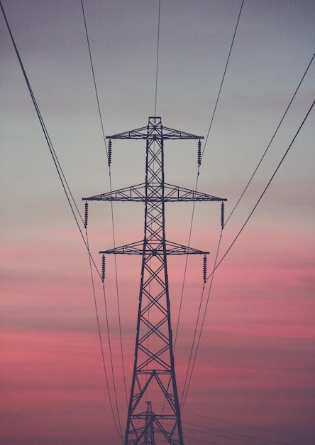 Foto vista de bajo ángulo de la torre de electricidad contra el cielo