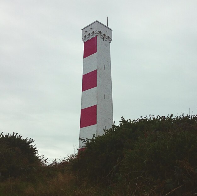 Foto vista de bajo ángulo de la torre gribbin contra un cielo nublado