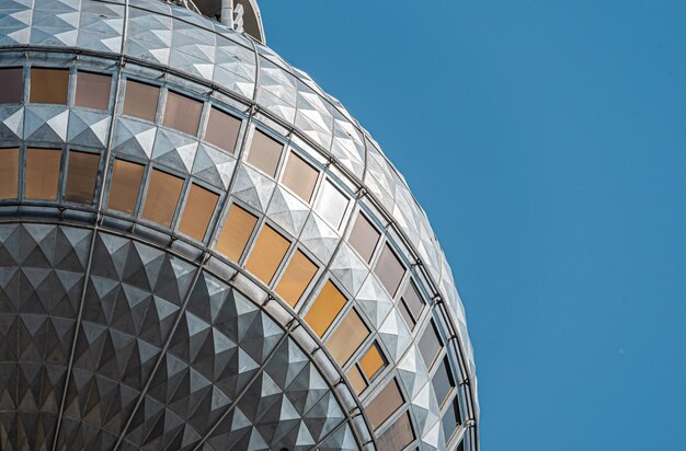 Foto vista de bajo ángulo de la torre de helechos contra el cielo azul