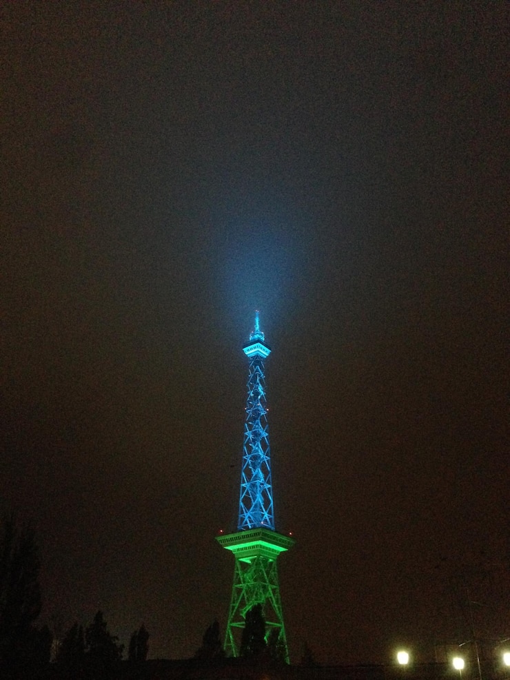 Foto vista de bajo ángulo de la torre iluminada por la noche
