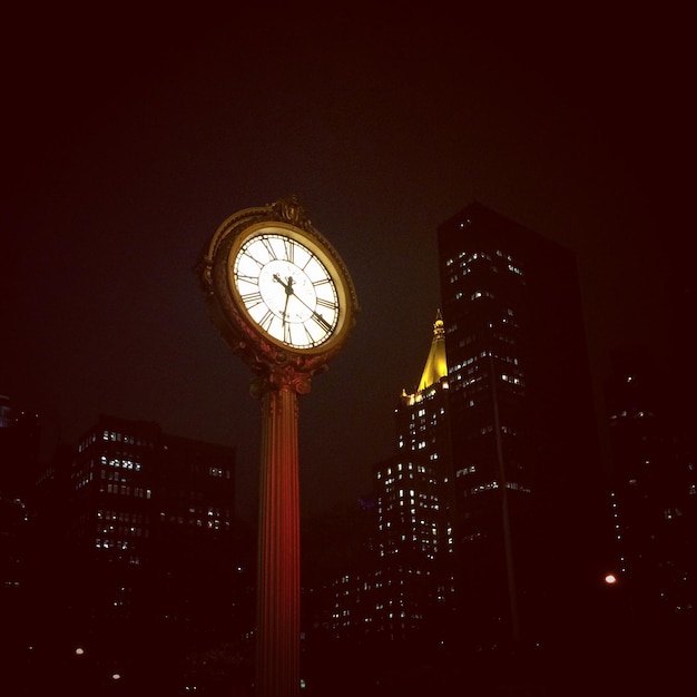 Vista de bajo ángulo de la torre iluminada por la noche