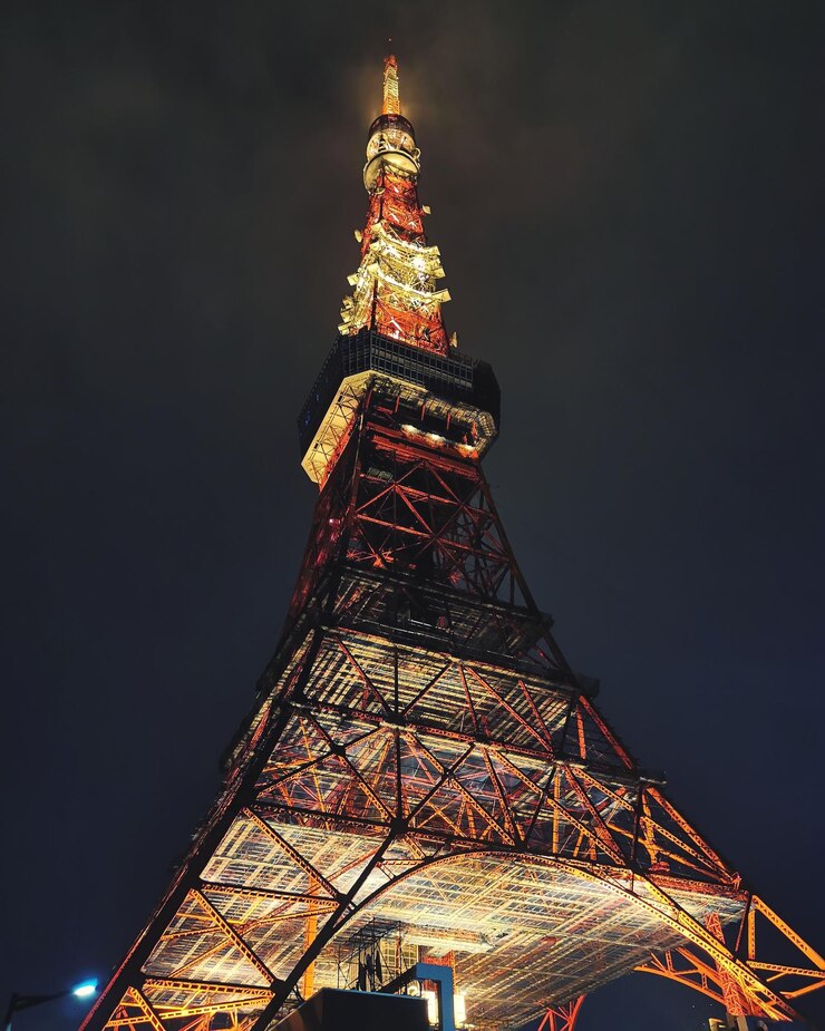 Foto vista en bajo ángulo de la torre iluminada
