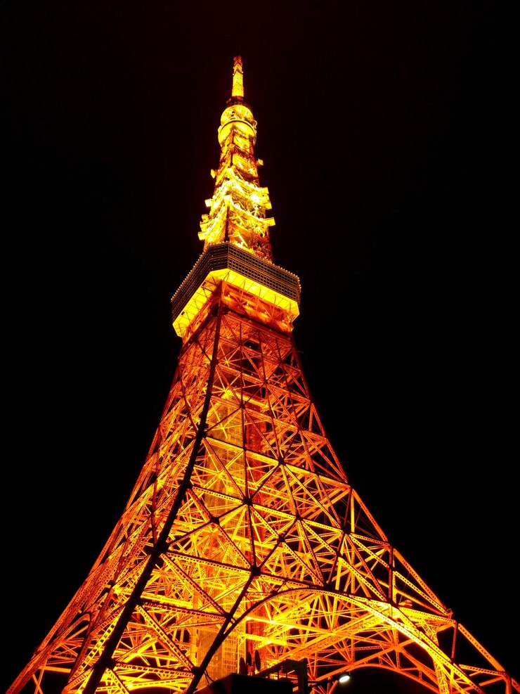 Foto vista en bajo ángulo de la torre iluminada