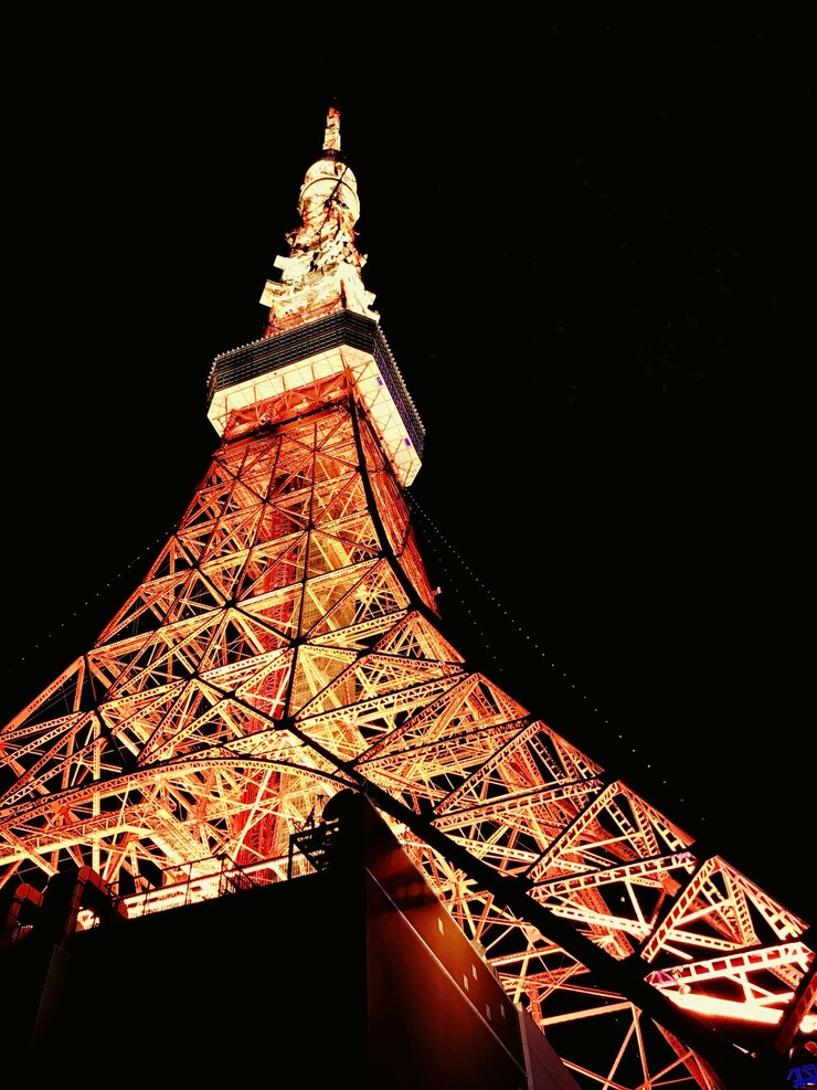 Foto vista en bajo ángulo de la torre iluminada