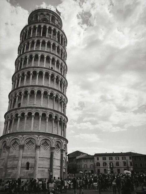 Foto vista de ángulo bajo de la torre inclinada de pisa contra el cielo