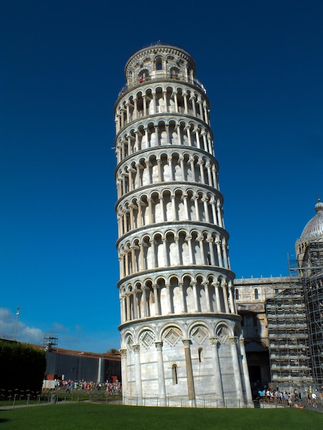 Foto vista en bajo ángulo de la torre de pisa contra el cielo azul