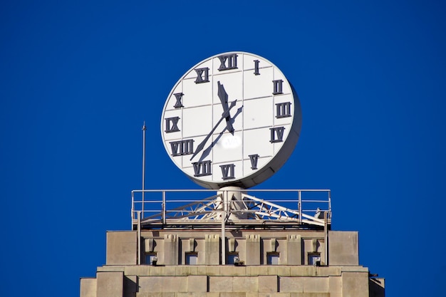 Vista en bajo ángulo de la torre del reloj contra un cielo azul claro