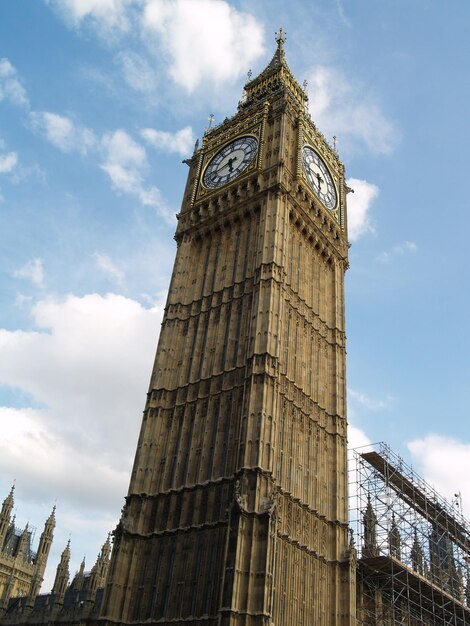 Foto vista de bajo ángulo de la torre del reloj contra un cielo nublado