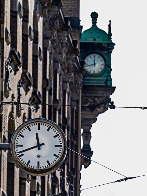 Foto vista en bajo ángulo de la torre del reloj contra un cielo nublado