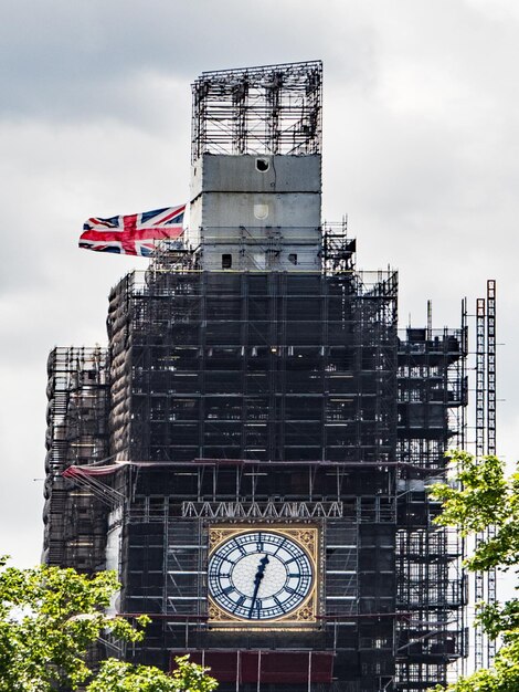 Foto vista en bajo ángulo de la torre del reloj contra el cielo