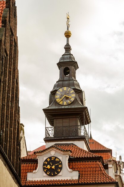 Foto vista en bajo ángulo de la torre del reloj contra el cielo