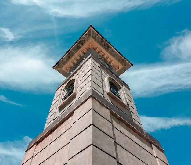 Vista en bajo ángulo de la torre del reloj contra el cielo