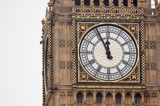 Foto vista en bajo ángulo de la torre del reloj