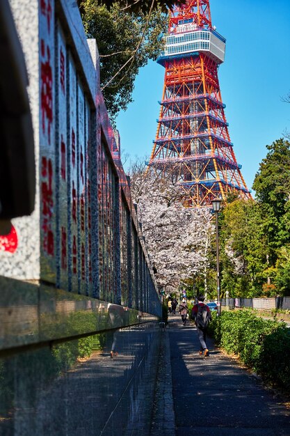 Foto vista de bajo ángulo de la torre de tokio contra el cielo