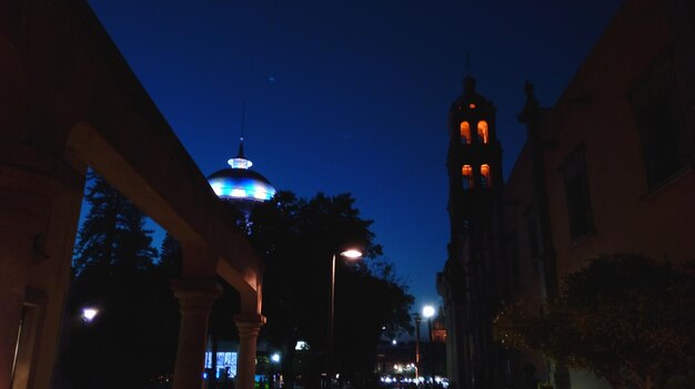 Foto vista en bajo ángulo de las torres de la ciudad por la noche