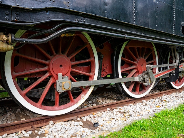 Foto vista en bajo ángulo del tren en la vía férrea