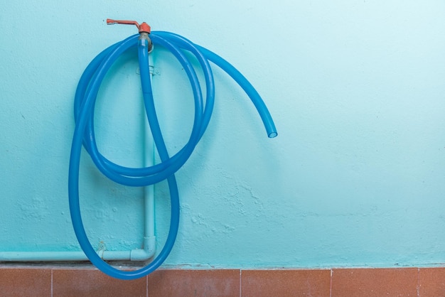 Vista en bajo ángulo de la tubería azul en la pared