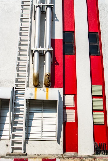 Foto vista en bajo ángulo de las tuberías contra el edificio