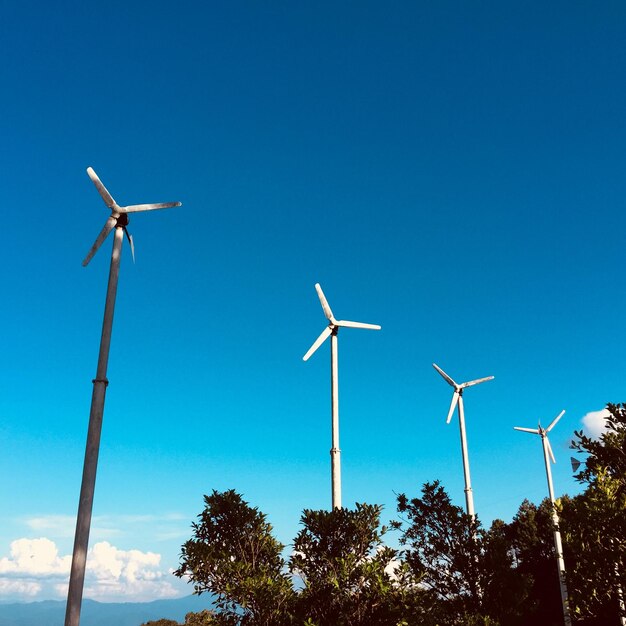 Vista de ángulo bajo de la turbina eólica contra un cielo azul claro