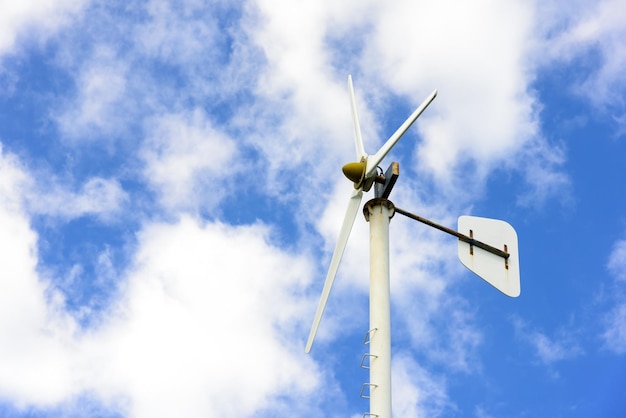 Foto vista de ángulo bajo de la turbina eólica contra el cielo