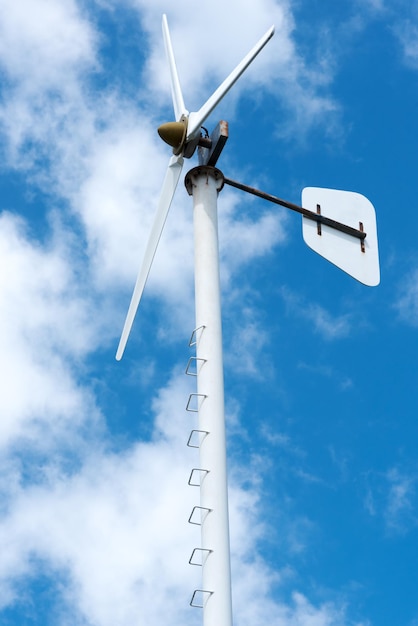 Foto vista de ángulo bajo de la turbina eólica contra el cielo