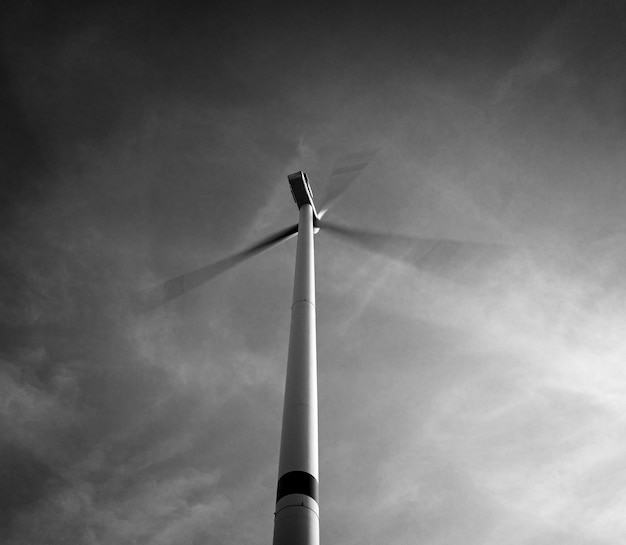 Foto vista de ángulo bajo de la turbina eólica contra el cielo