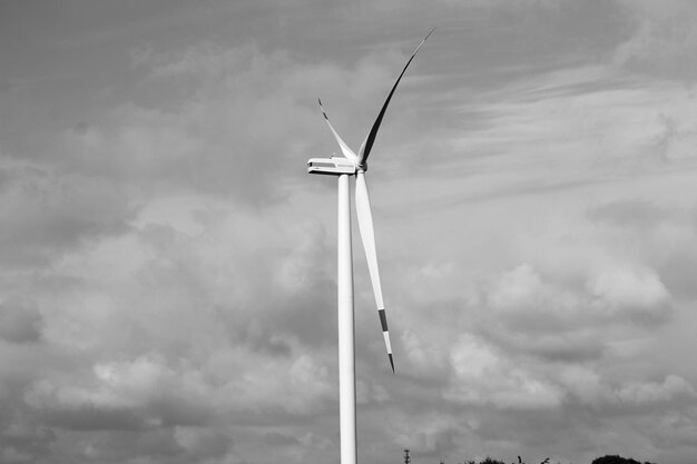 Foto vista de ángulo bajo de la turbina eólica contra el cielo