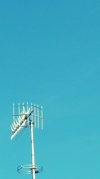 Foto vista desde un ángulo bajo de la turbina eólica