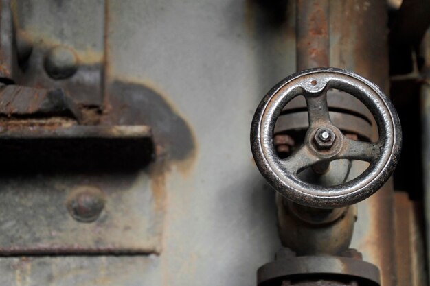 Foto vista de ángulo bajo de la válvula oxidada en la fábrica