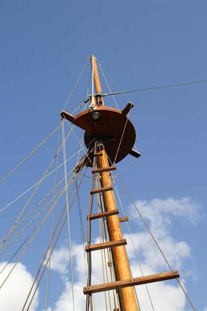 Foto vista de ángulo bajo de un velero contra el cielo azul