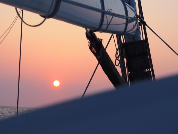 Foto vista de ángulo bajo de un velero contra el cielo durante la puesta de sol