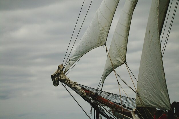 Foto vista de ángulo bajo del velero contra el cielo