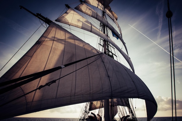 Foto vista de ángulo bajo de un velero en el mar contra el cielo