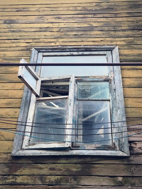 Vista desde un ángulo bajo de una ventana en un edificio antiguo