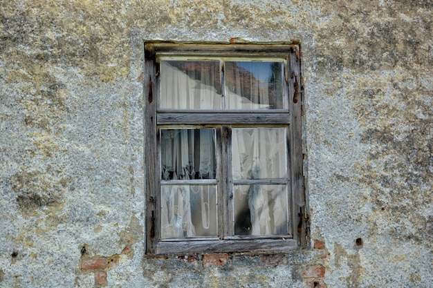 Vista de bajo ángulo de la ventana del viejo edificio