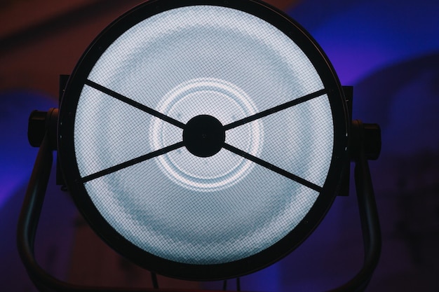 Foto vista de ángulo bajo del ventilador eléctrico contra el cielo azul