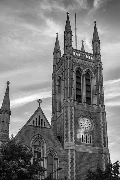 Vista de bajo ángulo de una vieja iglesia en blanco y negro