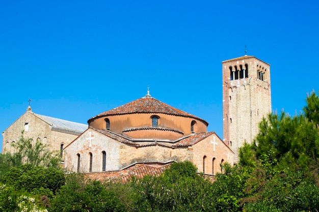 Vista de bajo ángulo de la vieja iglesia contra un cielo azul claro