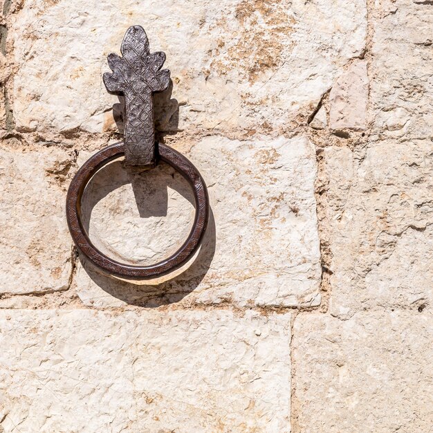 Foto vista de bajo ángulo de la vieja pared de piedra